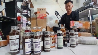 Dari Kosong hingga Omzet Puluhan Juta, Cerita Ari Mengubah Tren Kopi Menjadi Peluang UMKM