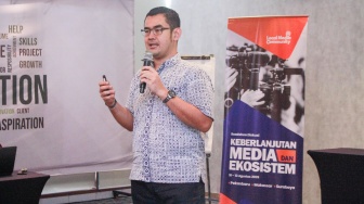 Narasumber menyampaikan pemaparan dalam diskusi "Keberlanjutan Media dan Ekosistem" yang digelar oleh Local Media Community (LMC) di Prime Park Hotel, Pekanbaru, Senin (10/8/2026). [Suara.com]