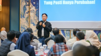 Pemred Suara.com, Suwarjono menyampaikan pemaparan dalam agenda diskusi bertajuk Keberlanjutan Media dan Ekosistem yang digelar Local Media Summit di Hotel Mercure Makassar, Sulawesi Selatan, Rabu (12/8/2026). [Suara.com]