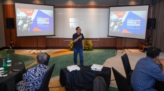 Head of Local Media Community Asep Saefullah menyampaikan pemaparan dalam diskusi "Keberlanjutan Media dan Ekosistem" yang digelar di Hotel Whiz Luxe Spasio, Surabaya, Jawa Timur, Kamis (13/8/2026). [Suara.com]
