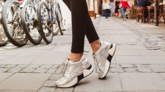 5 Sepatu Jalan Terbaik untuk Liburan: Stylish dan Empuk untuk Eksplorasi Seharian