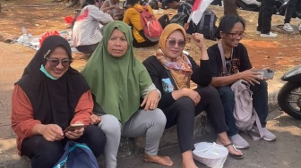 'Kemping Keadilan', Warga Pati Buka Posko dan Dapur Umum di Depan Gedung DPR RI