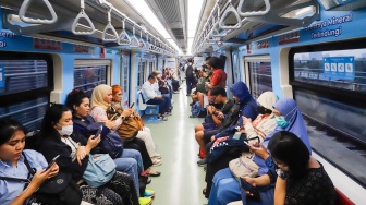Penumpang menaiki kereta LRT Jabodebek di Stasiun Dukuh Atas, Jakarta, Kamis (20/8/2026). [Suara.com/Alfian Winanto]