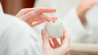 Serum Dulu atau Moisturizer? Biar Nggak Sia-sia, Ini Urutan Skincare yang Benar!