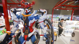 Pengunjung melihat mainan yang ditampilkan pada pameran Jakarta International Baby Products & Toys Expo and Indonesia Stationery Expo (IBTE) 2026 di JIExpo Kemayoran, Jakarta, Jumat (21/8/2026). [Suara.com/Alfian Winanto]