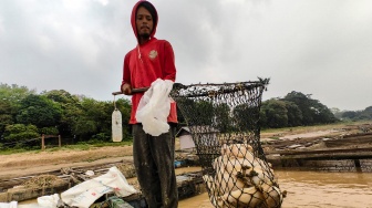 Petani mengangkat ikan yang mati dari keramba apung Sungai Batanghari, Pematang Jering, Muaro Jambi, Jambi, Kamis (20/8/2026). [ANTARA FOTO/Wahdi Septiawan/agr]