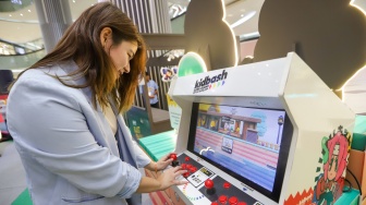 Pengunjung bermain permainan saat acara hIPlay Playground di Lippo Mall Puri, Jakarta, Jumat (21/8/2026). [Suara.com/Alfian Winanto]