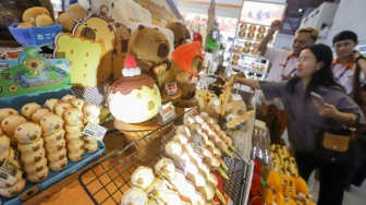 Pengunjung melihat mainan yang ditampilkan pada pameran Jakarta International Baby Products & Toys Expo and Indonesia Stationery Expo (IBTE) 2026 di JIExpo Kemayoran, Jakarta, Jumat (21/8/2026). [Suara.com/Alfian Winanto]