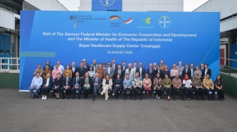 Kunjungan Reem Alabali Radovan, Menteri Federal Jerman untuk Kerja Sama Ekonomi dan Pembangunan, dan Dante Saksono Harbuwono, Wakil Menteri Kesehatan Republik Indonesia di pabrik healthcare Bayer Indonesia di Cimanggis, Depok. [handout]