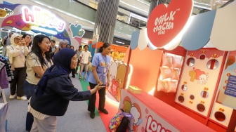Pengunjung bermain permainan saat acara hIPlay Playground di Lippo Mall Puri, Jakarta, Jumat (21/8/2026). [Suara.com/Alfian Winanto]