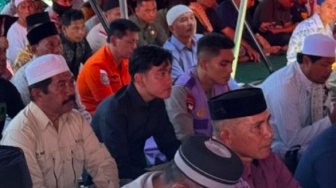Gibran Salat Jumat Bareng Korban Gempa NTT, Doakan Kekuatan untuk Warga Terdampak