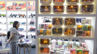 Pengunjung melihat mainan yang ditampilkan pada pameran Jakarta International Baby Products & Toys Expo and Indonesia Stationery Expo (IBTE) 2026 di JIExpo Kemayoran, Jakarta, Jumat (21/8/2026). [Suara.com/Alfian Winanto]