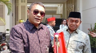 Senator Arya Wedakarna Serahkan Tongkat Ganesha, Tegaskan Bali di 2029 Dukung Perintah Jokowi