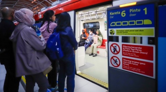 Penumpang menunggu kedatangan kereta LRT Jabodebek di Stasiun Dukuh Atas, Jakarta, Kamis (20/8/2026). [Suara.com/Alfian Winanto]