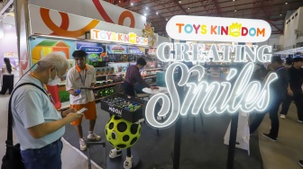 Pengunjung melihat mainan yang ditampilkan pada pameran Jakarta International Baby Products & Toys Expo and Indonesia Stationery Expo (IBTE) 2026 di JIExpo Kemayoran, Jakarta, Jumat (21/8/2026). [Suara.com/Alfian Winanto]