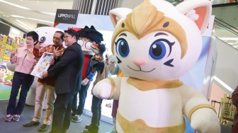 (Kiri ke kanan) CCO Lippo Malls Indonesia Rita Yovita, Direktur Pengembangan Fasilitasi Kekayaan Intelektual MUHAMMAD FAUZY dan CEO Provaliant Group Chandra Sugiono mencoba permainan saat acara hIPlay Playground di Lippo Mall Puri, Jakarta, Jumat (21/8/2026). [Suara.com/Alfian Winanto]