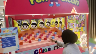 Pengunjung bermain permainan saat acara hIPlay Playground di Lippo Mall Puri, Jakarta, Jumat (21/8/2026). [Suara.com/Alfian Winanto]