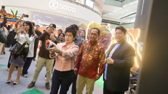 (Kiri ke kanan) CCO Lippo Malls Indonesia Rita Yovita, Direktur Pengembangan Fasilitasi Kekayaan Intelektual MUHAMMAD FAUZY dan CEO Provaliant Group Chandra Sugiono mencoba permainan saat acara hIPlay Playground di Lippo Mall Puri, Jakarta, Jumat (21/8/2026). [Suara.com/Alfian Winanto]
