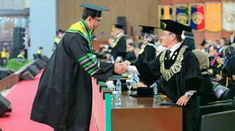 Dirut Bulog Ahmad Rizal Ramdhani Raih Gelar Doktor dari Universitas Indonesia