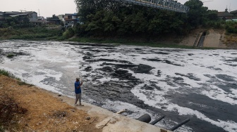 Kali Bekasi Kembali Hitam dan Berbusa, Diduga Tercemar Limbah