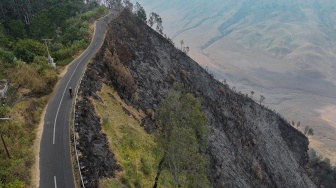 Foto udara wisatawan melintasi kawasan terdampak kebakaran hutan dan lahan di Taman Nasional Bromo Tengger Semeru (TNBTS), Jawa Timur, Kamis (20/8/2026). [ANTARA FOTO/Irfan Sumanjaya/nz]

