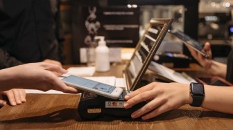 Jebakan Ketenangan Semu: Mengapa Transaksi Cashless Bikin Kita Makin Boros?