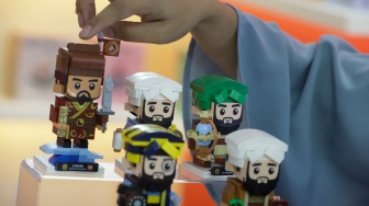 Pengunjung melihat mainan yang ditampilkan pada pameran Jakarta International Baby Products & Toys Expo and Indonesia Stationery Expo (IBTE) 2026 di JIExpo Kemayoran, Jakarta, Jumat (21/8/2026). [Suara.com/Alfian Winanto]