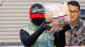 Petugas menunjukan barang bukti berupa uang tunai dari hasil Operasi Tangkap Tangan (OTT) saat konferensi pers terkait kasus korupsi Penerimaan Mahasiswa Baru di Universitas Jenderal Soedirman (Unsoed) Purwokerto di Gedung Merah Putih KPK, Jakarta, Jumat (21/8/2026). [Suara.com/Alfian Winanto]