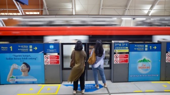 Penumpang menunggu kedatangan kereta LRT Jabodebek di Stasiun Dukuh Atas, Jakarta, Kamis (20/8/2026). [Suara.com/Alfian Winanto]