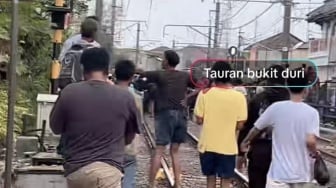 Tawuran di Bukit Duri Dipicu Anak SD Tertabrak, Sempat Bikin Perjalanan KRL Terganggu