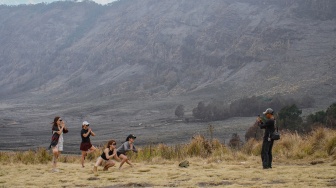 Sejumlah wisatawan berfoto saat mengunjungi kawasan Taman Nasional Bromo Tengger Semeru (TNBTS), Kabupaten Probolinggo, Jawa Timur, Kamis (20/8/2026). [ANTARA FOTO/Irfan Sumanjaya/nz]