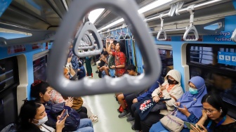 Penumpang menaiki kereta LRT Jabodebek di Stasiun Dukuh Atas, Jakarta, Kamis (20/8/2026). [Suara.com/Alfian Winanto]