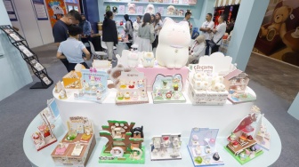 Pengunjung melihat mainan yang ditampilkan pada pameran Jakarta International Baby Products & Toys Expo and Indonesia Stationery Expo (IBTE) 2026 di JIExpo Kemayoran, Jakarta, Jumat (21/8/2026). [Suara.com/Alfian Winanto]