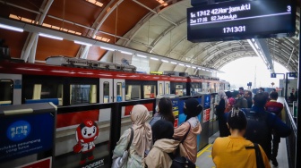 Penumpang menunggu kedatangan kereta LRT Jabodebek di Stasiun Dukuh Atas, Jakarta, Kamis (20/8/2026). [Suara.com/Alfian Winanto]