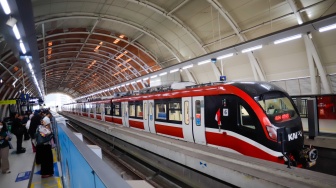 Penumpang menunggu kedatangan kereta LRT Jabodebek di Stasiun Dukuh Atas, Jakarta, Kamis (20/8/2026). [Suara.com/Alfian Winanto]