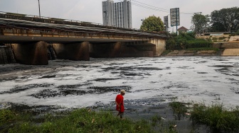 Warga berada di dekat aliran Kali Bekasi yang berbusa dan berwarna hitam diduga tercemar limbah pabrik di kawasan Margahayu, Kota Bekasi, Jawa Barat, Kamis (20/8/2026). [ANTARA FOTO/Darryl Ramadhan/agr]
