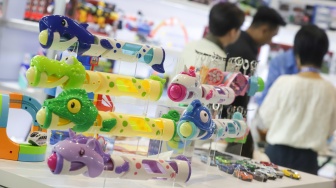 Pengunjung melihat mainan yang ditampilkan pada pameran Jakarta International Baby Products & Toys Expo and Indonesia Stationery Expo (IBTE) 2026 di JIExpo Kemayoran, Jakarta, Jumat (21/8/2026). [Suara.com/Alfian Winanto]