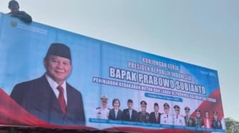 Viral Karpet Biru dan Baliho Sambut Kedatangan Prabowo di Kalteng, Berapa Biayanya?