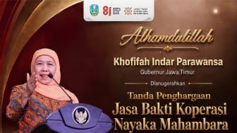 Gubernur Khofifah Terima Penghargaan Jasa Bakti Koperasi Nayaka Mahambara dari Menteri Koperasi