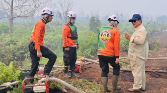 Prabowo ke Lokasi Karhutla Kubu Raya, Lihat Api dari Dekat Tanpa Masker Begini Arahannya