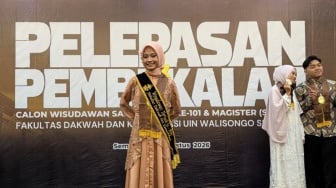 Tidak Menyerah dengan Keadaan, Kisah Anak Penjual Bubur Raih Predikat Wisudawan Terbaik