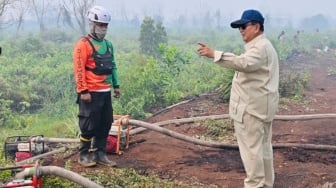 Prabowo Datang ke Titik Karhutla Kubu Raya, Minta Pemadaman Dipercepat