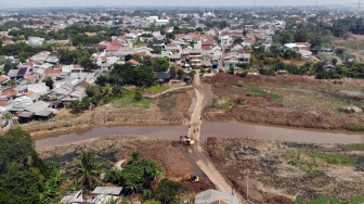 Foto udara kondisi akses jalan penghubung Kecamatan Cipayung dan Pasir Putih Sawangan yang sempat terendam selama empat tahun di Kampung Bulak Barat, Cipayung, Kota Depok, Jawa Barat, Jumat (21/8/2026). [ANTARA FOTO/Yulius Satria Wijaya/foc]