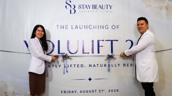 Director PT Satu Estetika Indonesia dr. Chandra Lohisto (kanan) meresmikan inovasi terbaru di bidang aesthetic treatment Volulift 2.0 di Stay Beauty Clinic, Jakarta, Jumat (21/8/2026). [Suara.com/Alfian Winanto]
