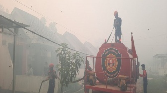 Dikepung Api dan Asap, Dua Kompleks Perumahan Dekat Bandara Syamsudin Noor Terancam