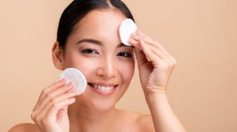 7 Cara Melakukan Double Cleansing yang Benar untuk Kulit Sehat Bercahaya