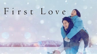 Ulasan First Love: Ketika Cinta Pertama Menemukan Jalan Pulang