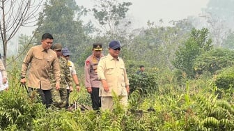 Kabut Asap Kepung Kubu Raya, Presiden Pranowo Tinjau Karhutla di Tengah Udara 'Sangat Tidak Sehat'