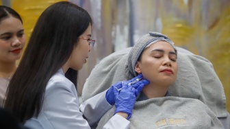 Pasien melakukan facial treatment saat pengenalan inovasi terbaru di bidang aesthetic treatment di Stay Beauty Clinic, Jakarta, Jumat (21/8/2026). [Suara.com/Alfian Winanto]
