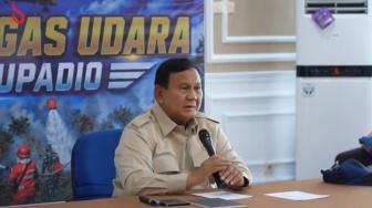 Tiba di Kalimantan Barat, Prabowo Langsung Naik Maung OTW Posko untuk Pimpin Rapat